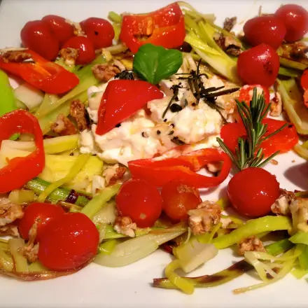 Gebackener Schafskäse mit Honig auf karamellisiertem Lauchbett