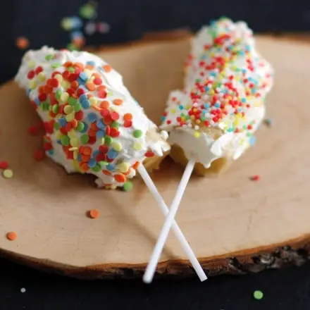 Leckere Bananen am Stiel als Snack