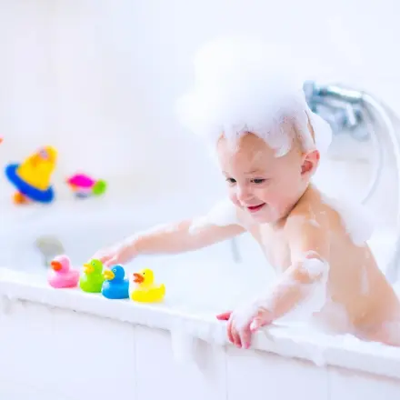 Kleinkind rutscht nicht in der Badewanne aus