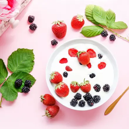 Buttermilchdessert mit Früchten