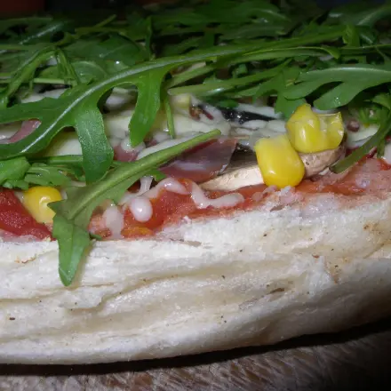 10-Minuten-Pizza mit frischen Zutaten und luftigem Boden