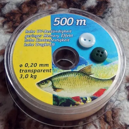 Knöpfe mit Angelschnur annähen