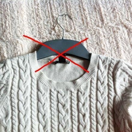 Pullover und Sweatshirt auf den Kleiderbügel hängen