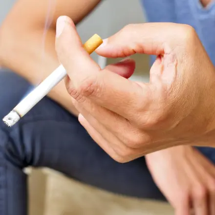 Brandflecken von Zigarette auf Holz entfernen