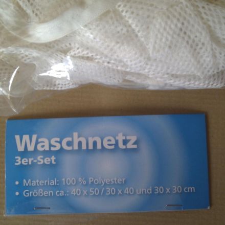 Gardinen mit Röllchen im Wäschenetz waschen