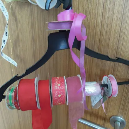 Geschenkbänder platzsparend und übersichtlich aufbewahren