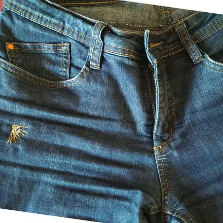 Loch in Jeans mit Stickerei verdecken
