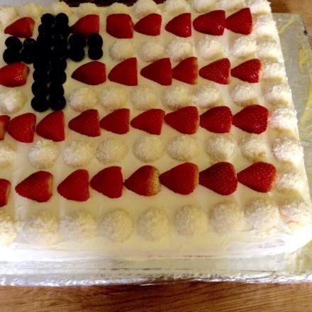 Schneller Konfirmationskuchen mit Raffaellos und Erdbeeren