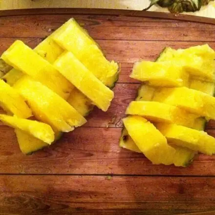 Ananas ruck zuck klein schneiden