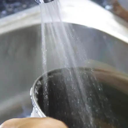 Fett aus Pfannen oder Töpfen ausspülen ohne Abfluss zu verstopfen