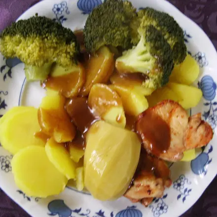 Safrankartoffeln, Brokkoli und Hühnerbrustfilets