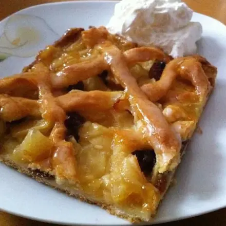 Apfelkuchen mit Gitter vom Blech