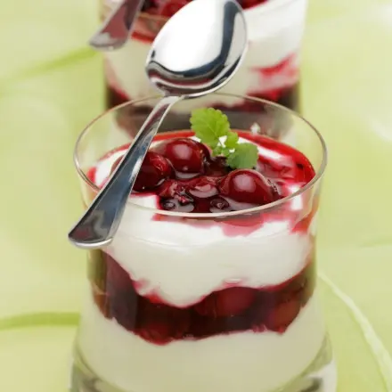 Creme mit weißer Schokolade und Kirschen