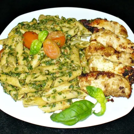 Krosse Hähnchenschnitzel an Knoblauchnudeln mit Spinat