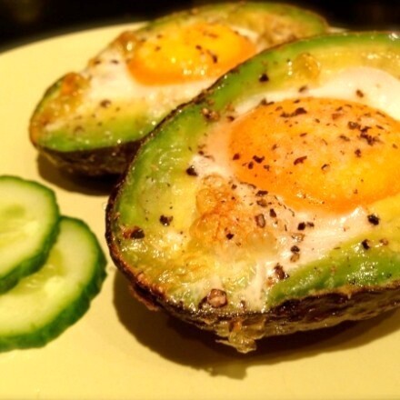 Vegetarischer Snack: Avocado mit Ei im Ofen gebacken