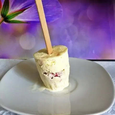 Vanilleeis mit Erdbeerkern und Müsli