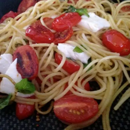 Tomaten-Mozzarella-Spaghetti