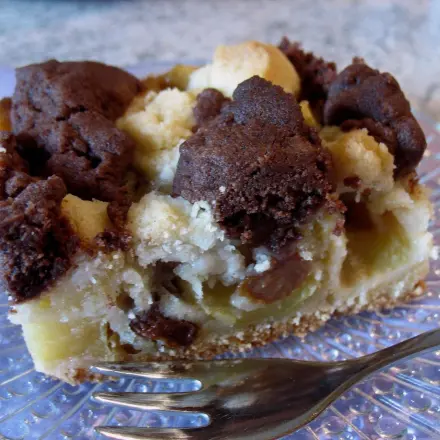 Apfelkuchen mit Dinkelmehl und marmorierten Streuseln