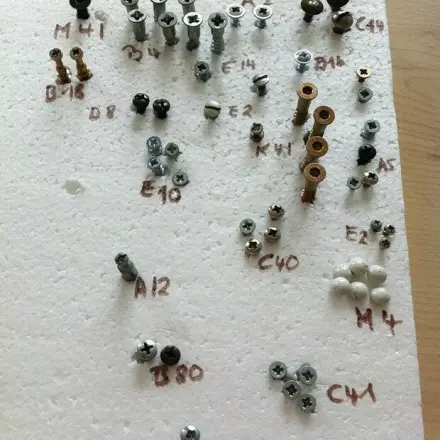 Schrauben und Nägel übersichtlich aufbewahren