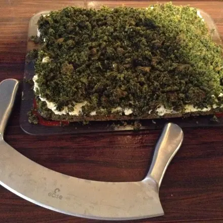 Pizza schneiden mit Wiegemesser
