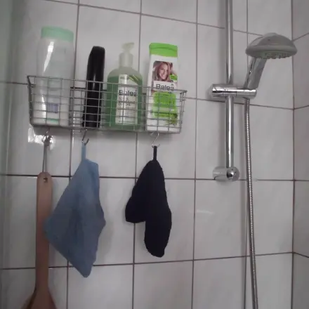 Rückenbürste und Waschlappen in der Duschkabine
