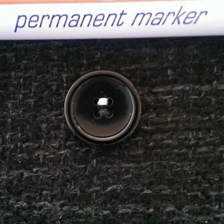 Schwarzen Knopf annähen & kein schwarzes Garn zur Hand?