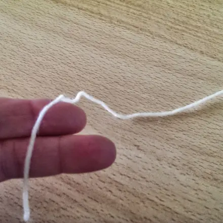 Vergrößerbare Maschenmarkierer aus Wolle selbst herstellen