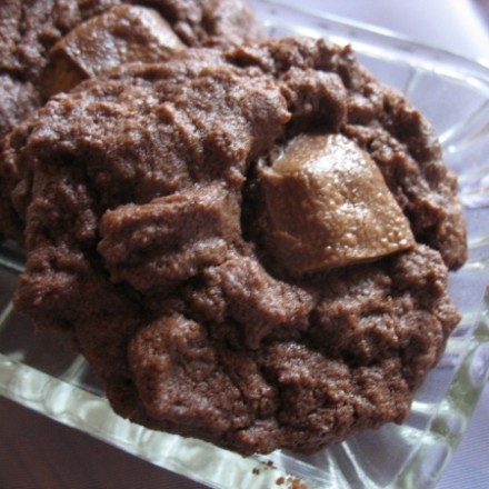 Knusprige Schoko-Cookies mit Snickers