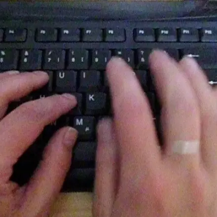 Hände clever eincremen im Büro
