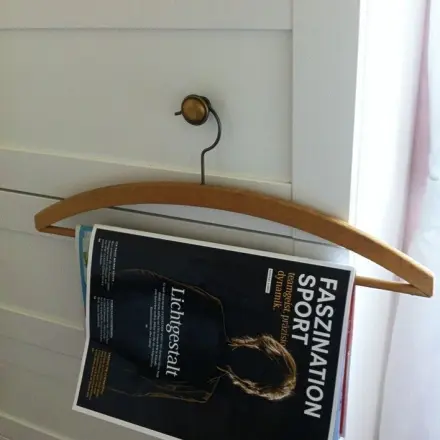 Kleiderbügel als Zeitungshalter