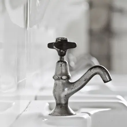 Gerüche aus selten benutzten Waschbecken unterdrücken