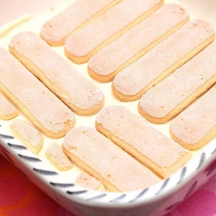 Dessert mit Pfirsichen, Löffelbiskuit und Quark-Joghurtcreme