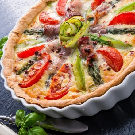 Quiche mit grünem Spargel und Tomaten