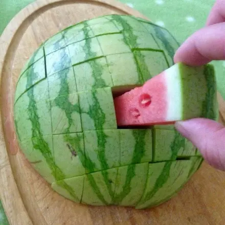 Wassermelone in Stiftform schneiden