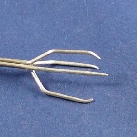 Mit 3-zinkiger Gabel Pellkartoffeln pellen