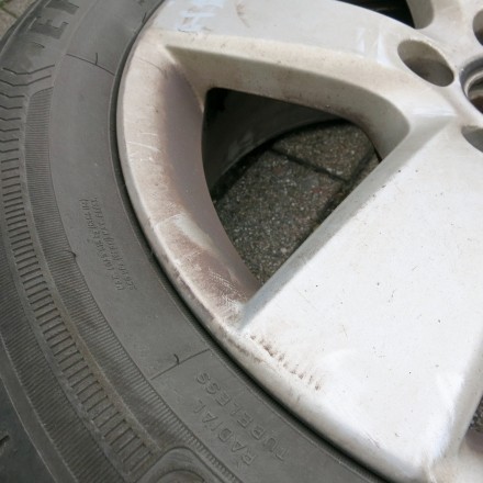 Alufelgen oder Flecken auf Autolack säubern mit Benzin
