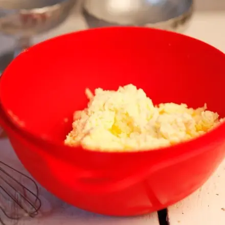 Vanillecreme mit vielen Eiern drin zu heiss gekocht & ausgeflockt?