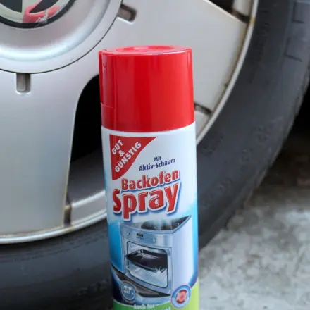 Reinigung von Autofelgen mit Backofenspray