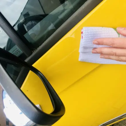Auto mit Klarspüler auf Hochglanz bringen