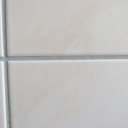 Mit Nagellackentferner gegen Schimmel in der Dusche