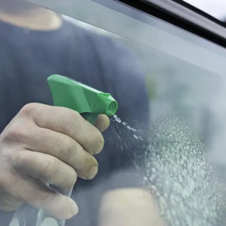 Mit Zeitungspapier Autoscheiben putzen