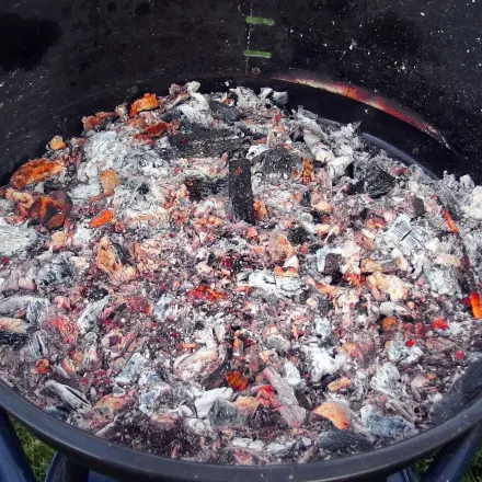 Holzkohlegrill sicher, schnell und ohne Chemie anzünden