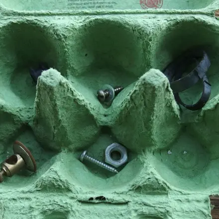 Eierpappen beim Motorzerlegen bewahrt die Übersicht