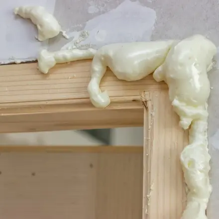 Bauschaum in den Haaren mit Butter entfernen