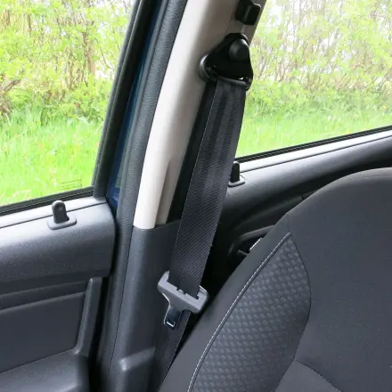 Sicherheitsgurte mit Cockpitspray wieder leicht gängig machen