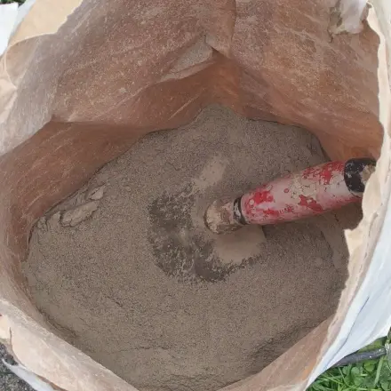 Motorölflecken von grauen Pflastersteinen mit Zement entfernen