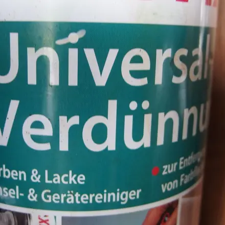 Lasur und Farben aus Bekleidung mit Verdünner entfernen