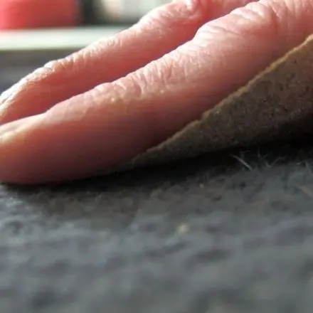 Tierhaare aus Teppich entfernen mit Sandpapier