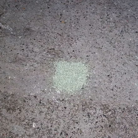 Ölflecken auf Garagenboden oder Steinböden mit Katzenstreu entfernen