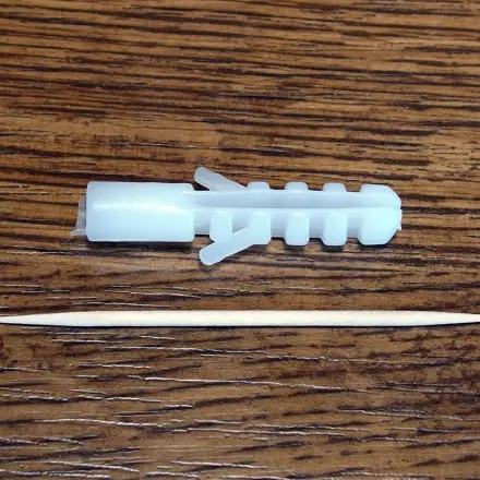 Dübel in bröckeliger Wand hält mit Zahnstochern